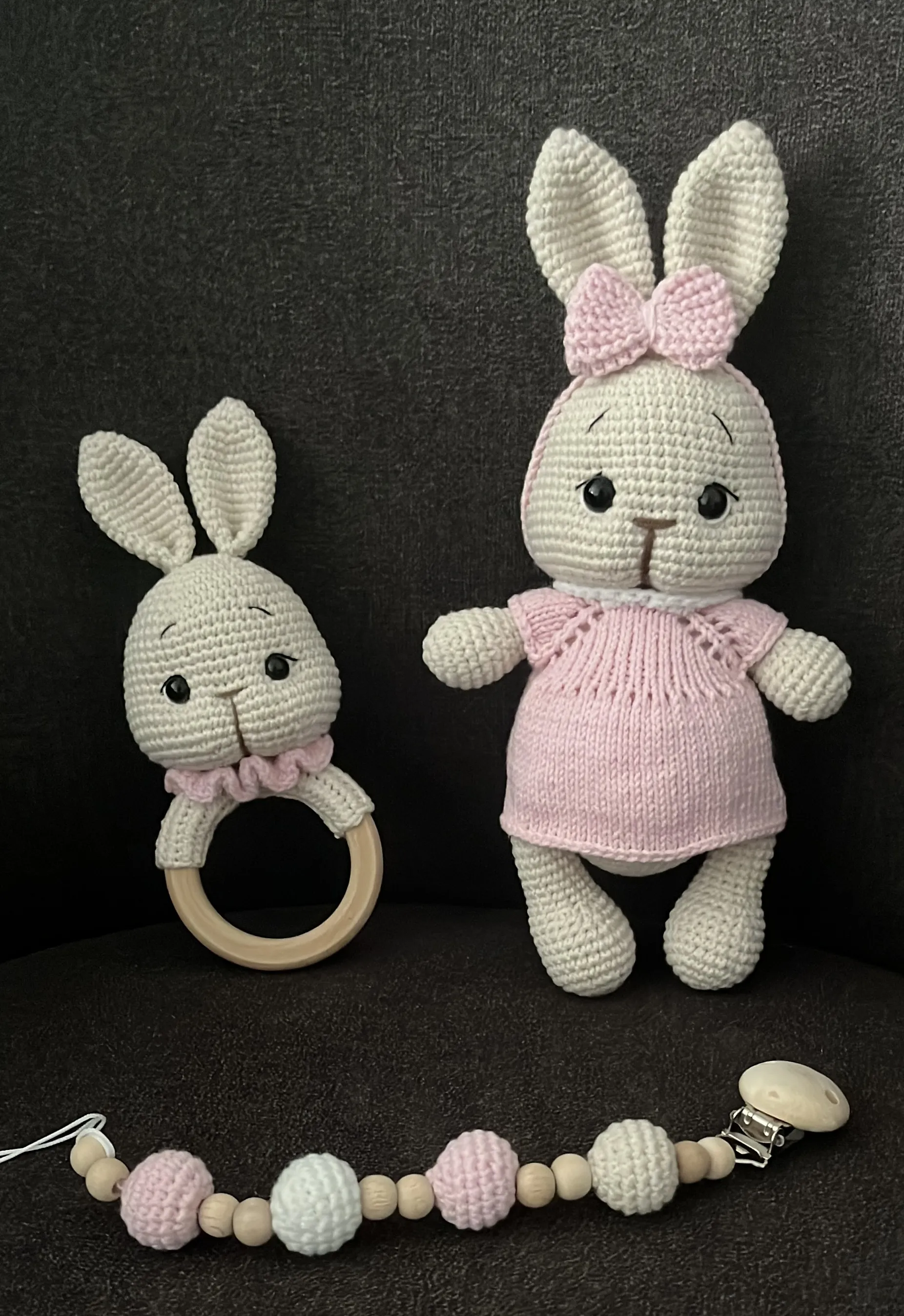 Amigurumi Pembe Elbiseli Tavşan Oyuncak, Çıngırak ve Emzik Zinciri Seti 25cm