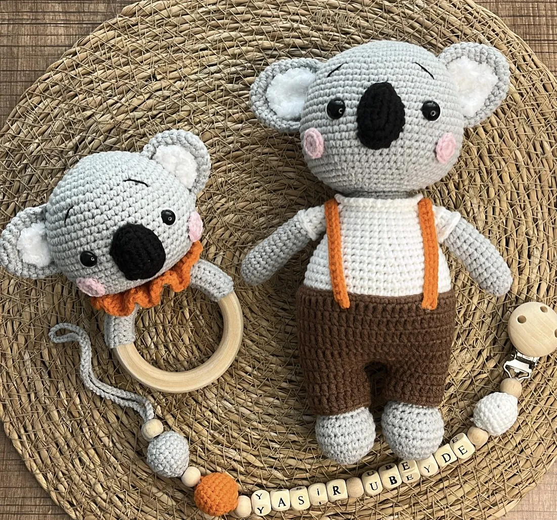 Amigurumi Kahverengi Pantolonlu Koala Oyuncak ve Çıngırak Emzik Takımı