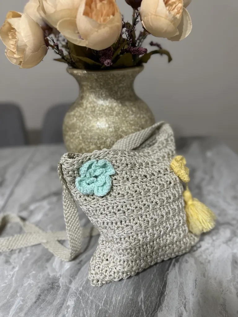 Krem Renkli Örme Omuz Çantası - Çiçek ve Örümcek Desenli - El Emeği