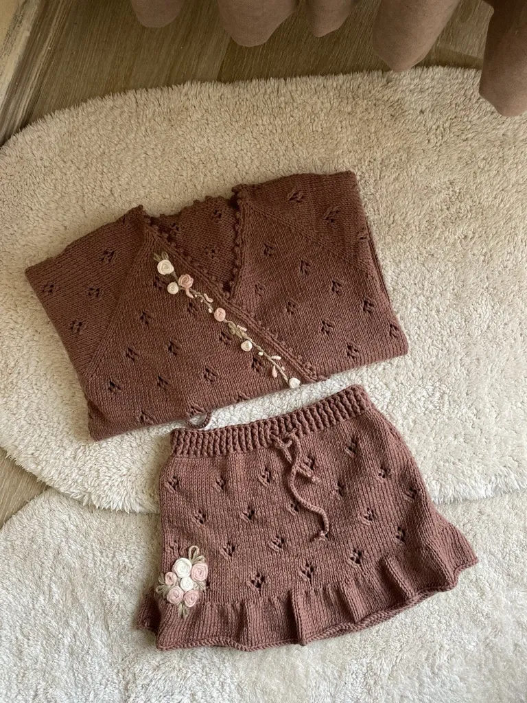 Kahverengi Ajur Örgü Bebek Takımı - Çiçek İşlemeli - El Örgüsü