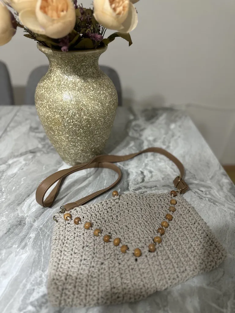 Krem Renkli Örgü Omuz Çantası - Ahşap Boncuk Detaylı ve Deri Saplı