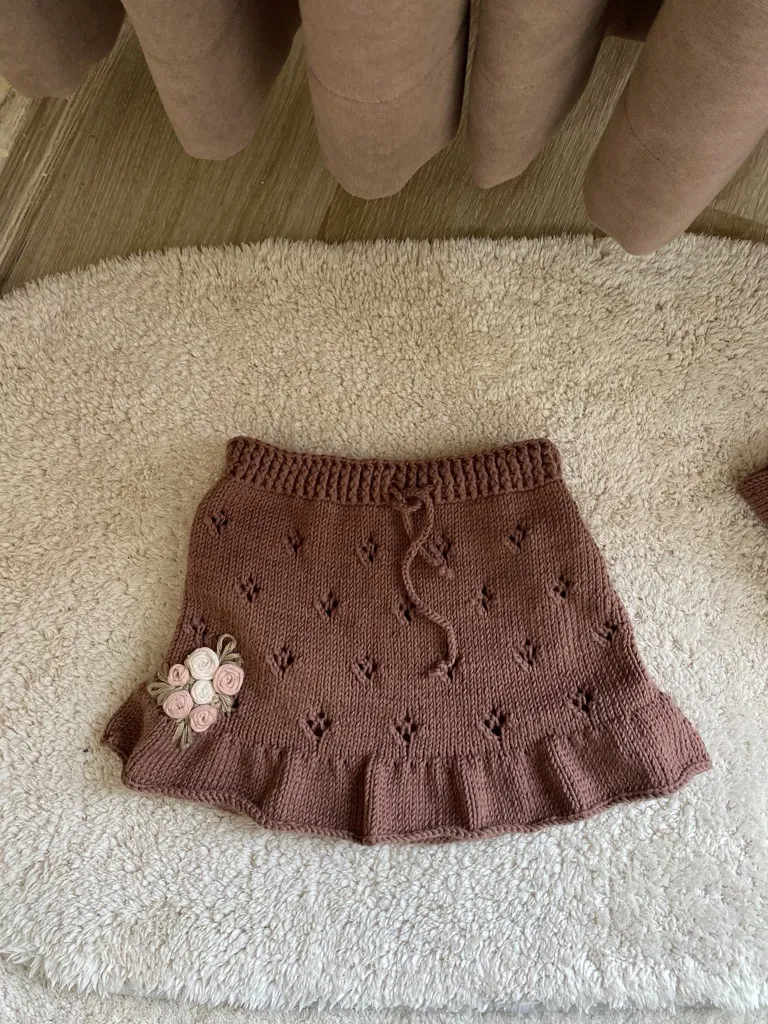 Kahverengi Ajur Örgü Bebek Takımı - Çiçek İşlemeli - El Örgüsü