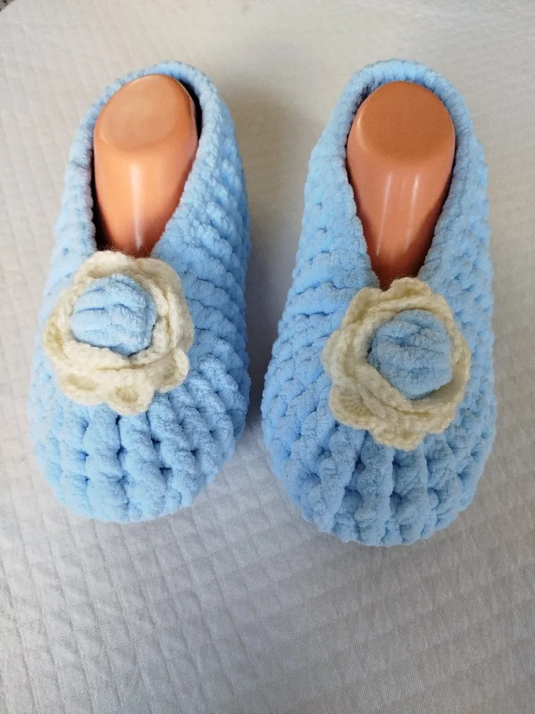 Bebek Mavisi Kadife Yün Ev Babeti - Kaydırmaz Tabanlı ve Keçe İçli