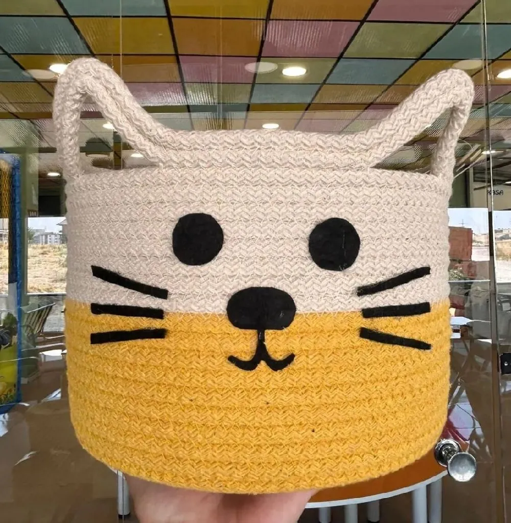 Kedi Figürlü El Yapımı Örgü Sepet Pamuk Oyuncak ve Dekoratif Sepeti (22x16 cm, Sarı-Beyaz)