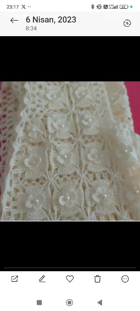 Krem Rengi İncili Örgü Yelek - Şık ve Zarif Tasarım