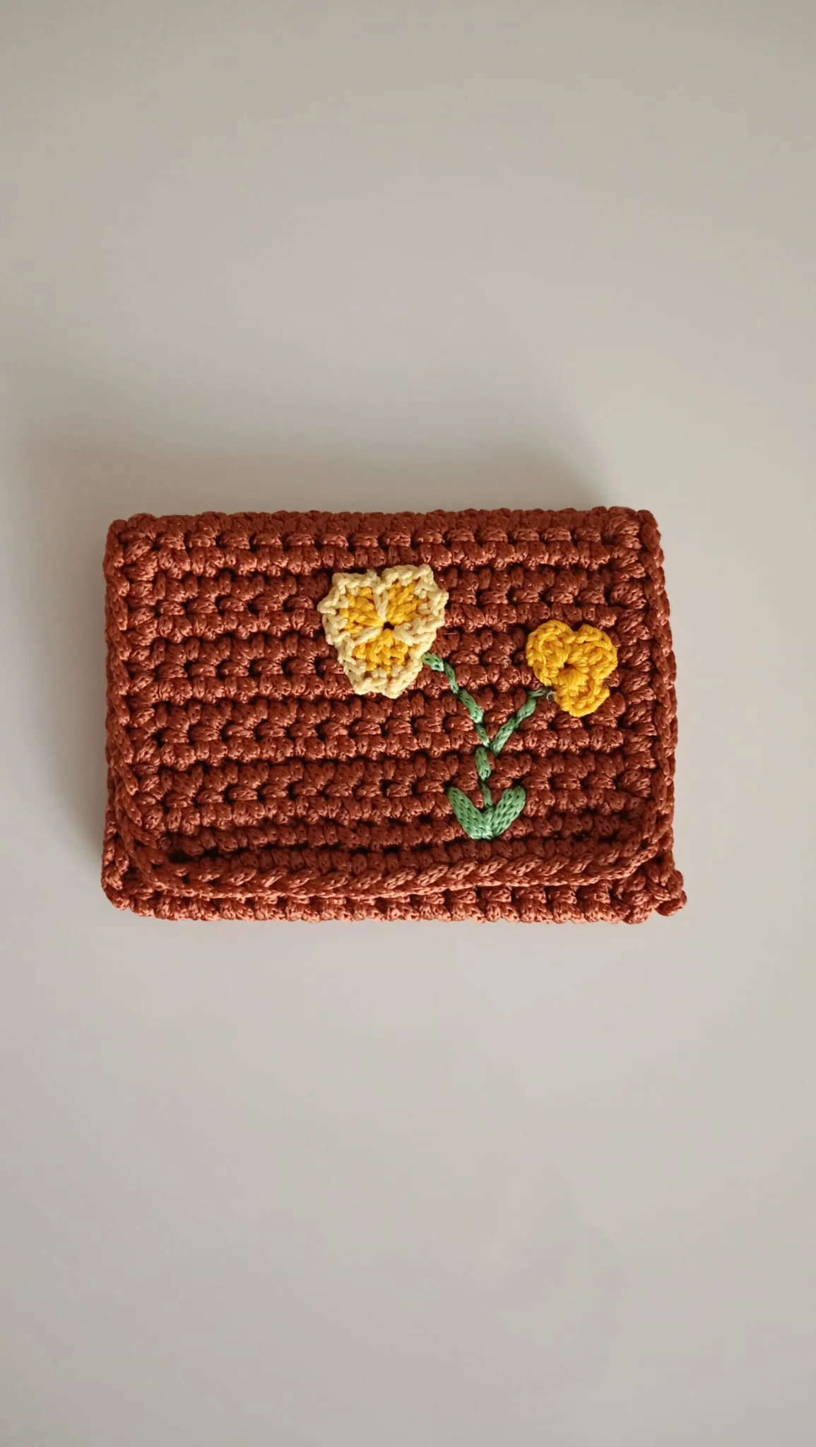 Hardal Çiçek İşlemeli Tek Gözlü Makrome Kartlık – Yıkanabilir Polyester