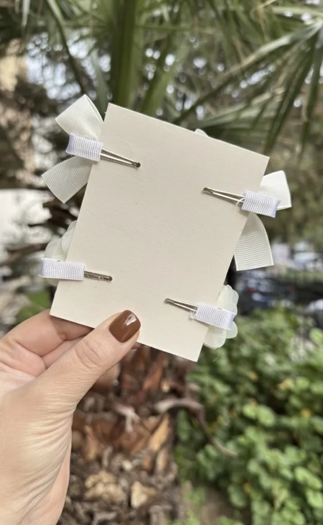 Ekru Frida Fiyonk Toka Seti | Kurdele ve Çiçek Detaylı 4 Adet Klips Toka