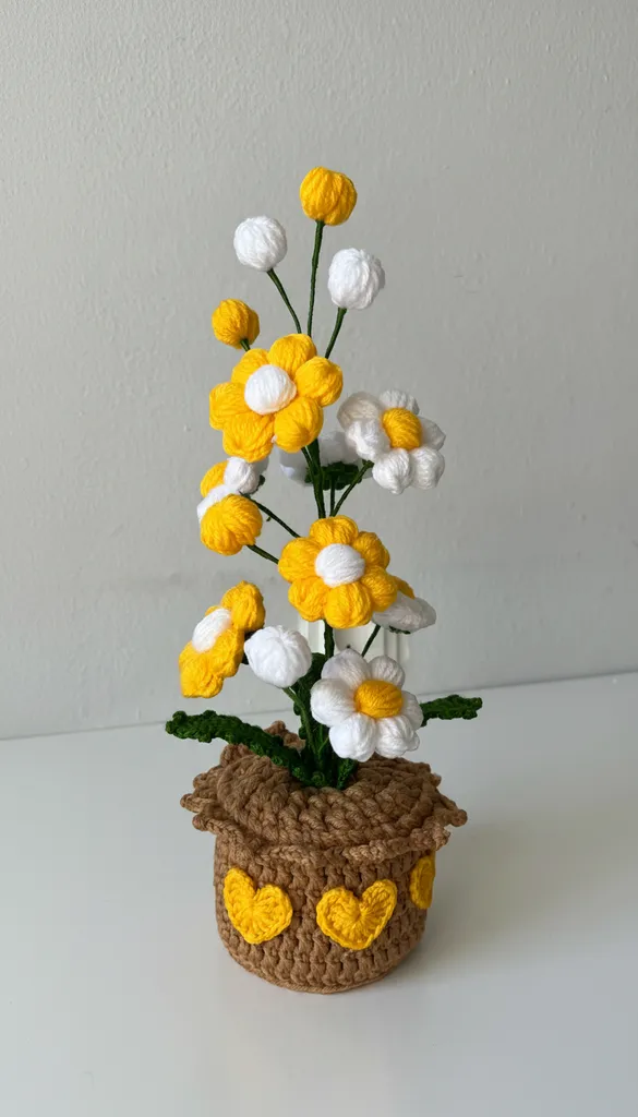 Sarı ve Beyaz Papatyalı Örgü Saksı - 38 cm Boyunda Dekoratif Çiçek
