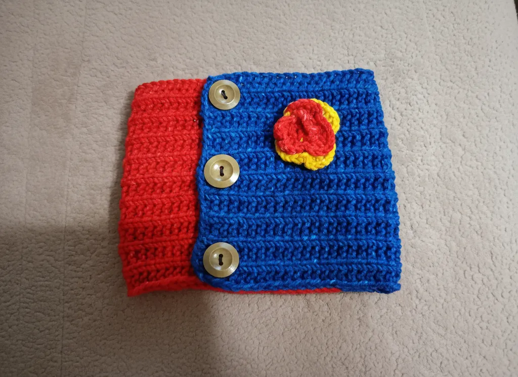 Örgü Çocuk Bandana - Kırmızı ve Mavi Renkli, Düğmeli, El Emeği