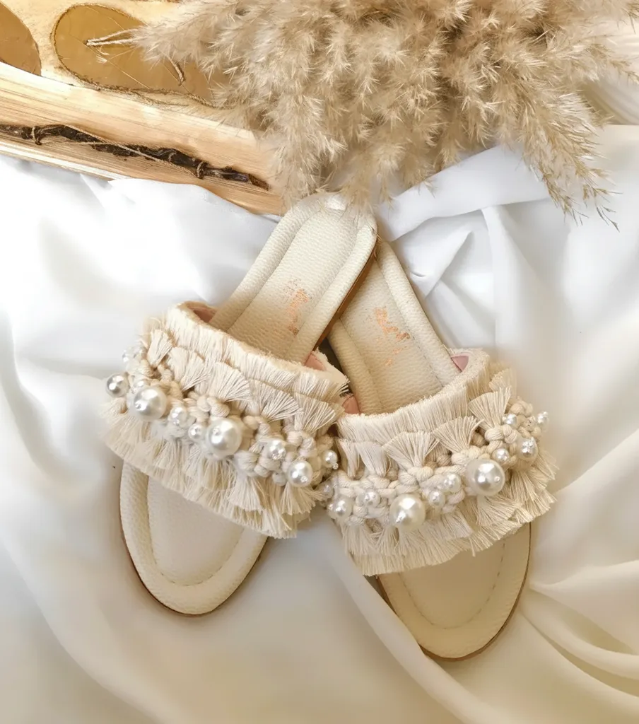 Krem Rengi Makrome ve İnci Detaylı Kadın Terlik - Şık ve Rahat