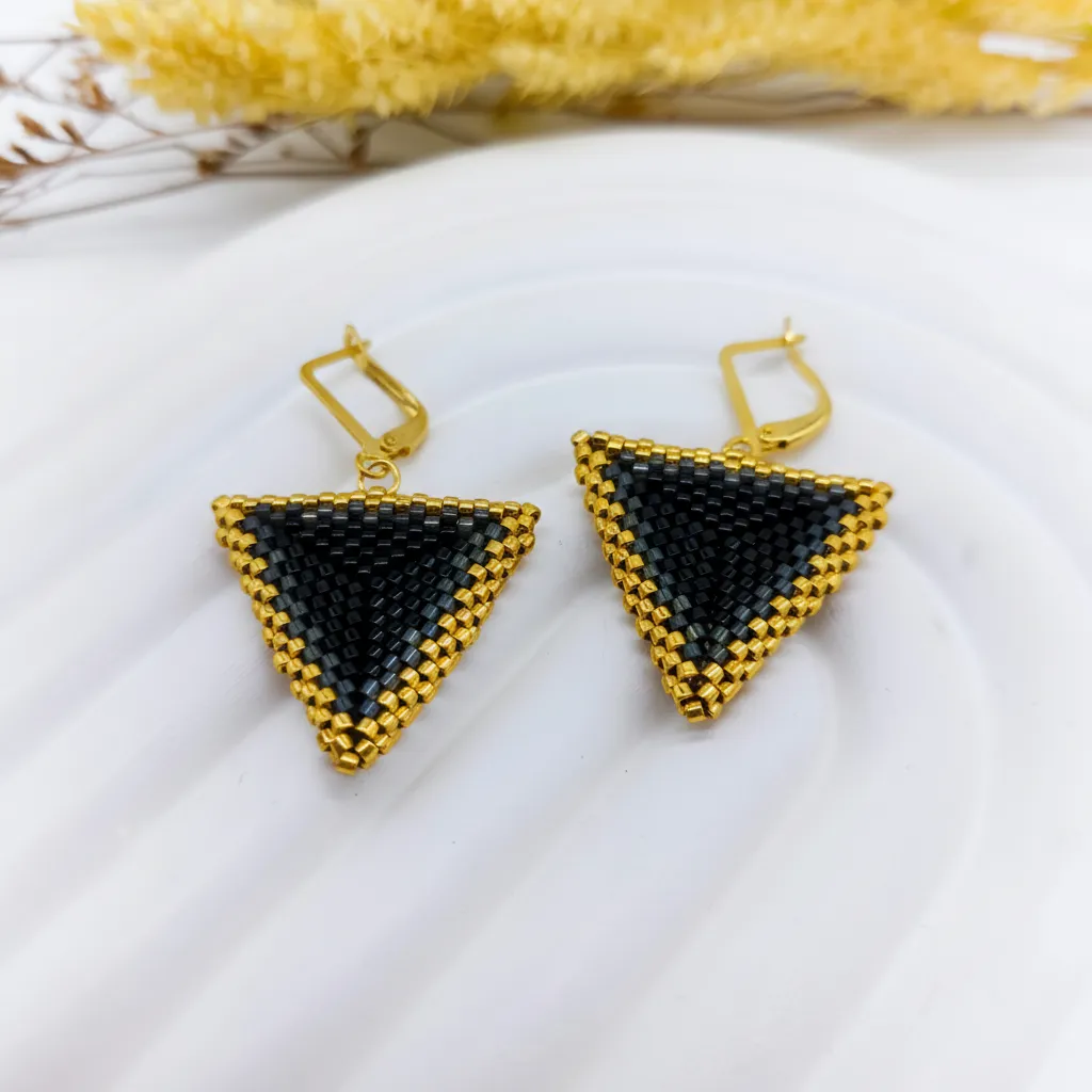 Siyah ve Altın Rengi Miyuki Boncuklu Çift Katlı Üçgen Küpe