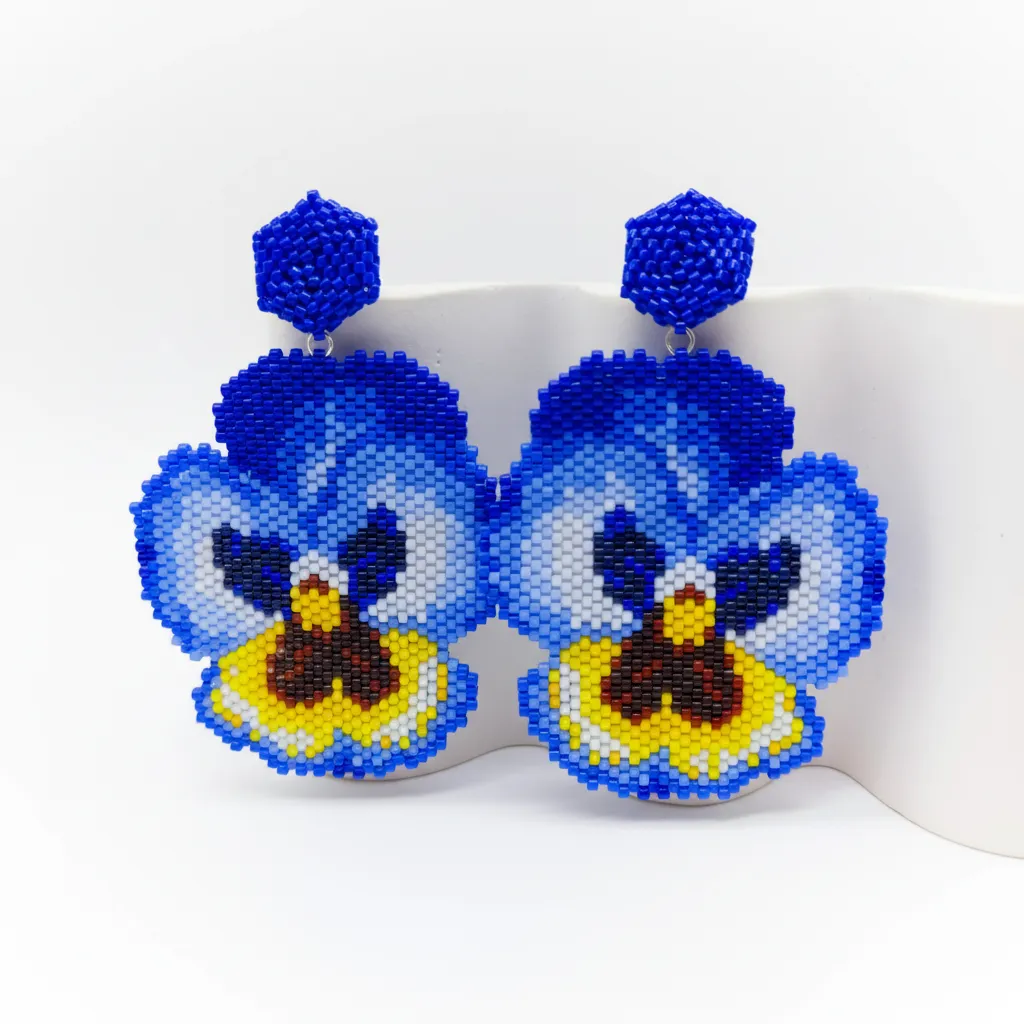 Mavi Tonlarında Miyuki Boncuk İşlemeli Menekşe Çiçeği Küpe