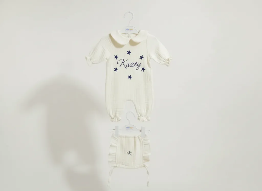 İsimli Müslin Bebek Tulumu ve Şapka Takımı (0-3 Ay)