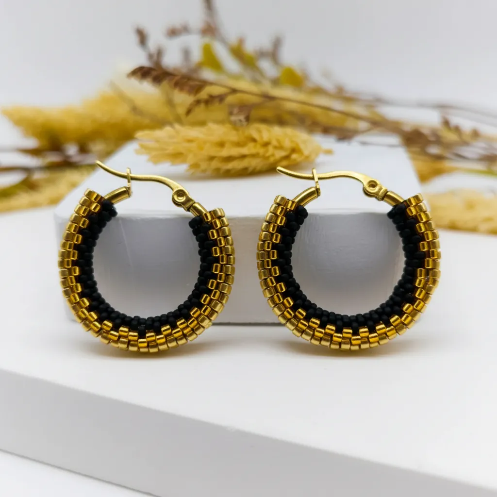 Siyah ve Altın Rengi Miyuki Boncuklu Halka Küpe - Şık Tasarım