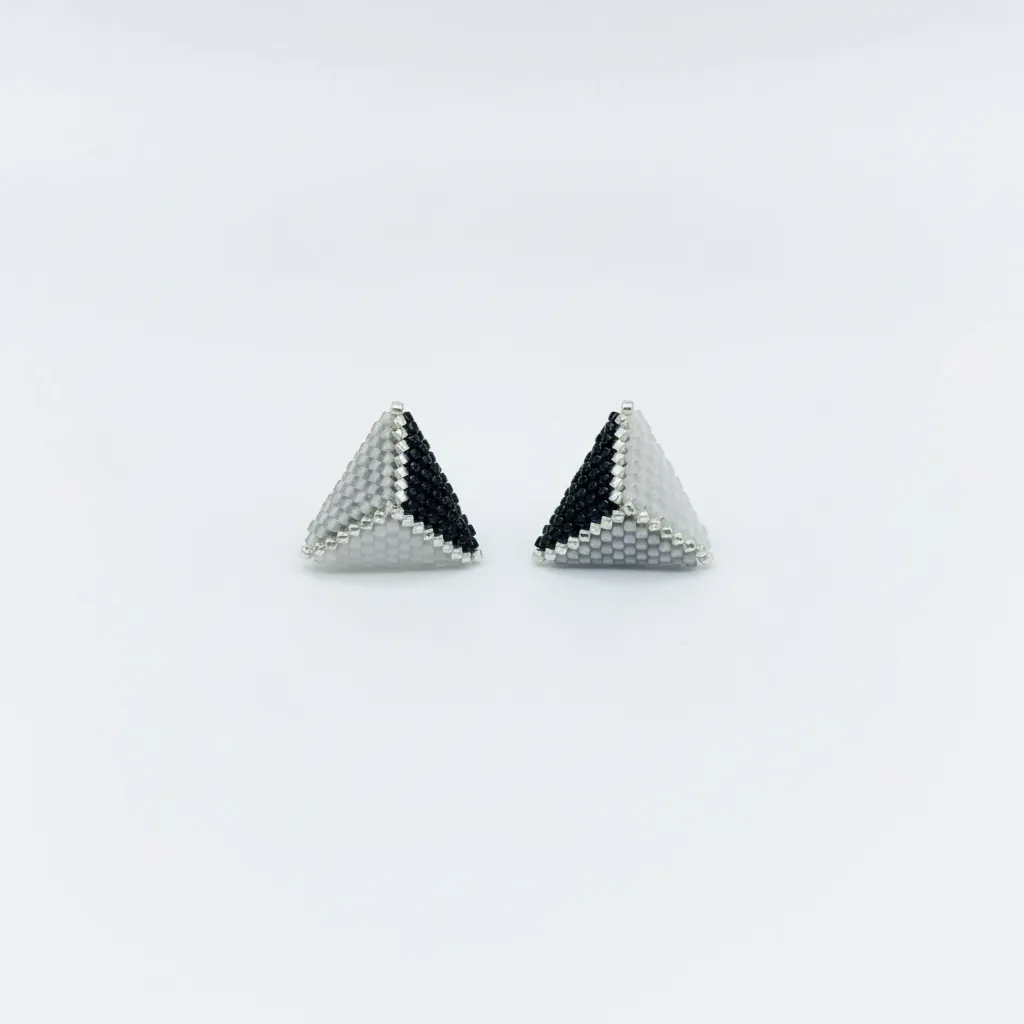Siyah Beyaz Miyuki Boncuk Üçgen Formlu Çivi Küpe - El Emeği