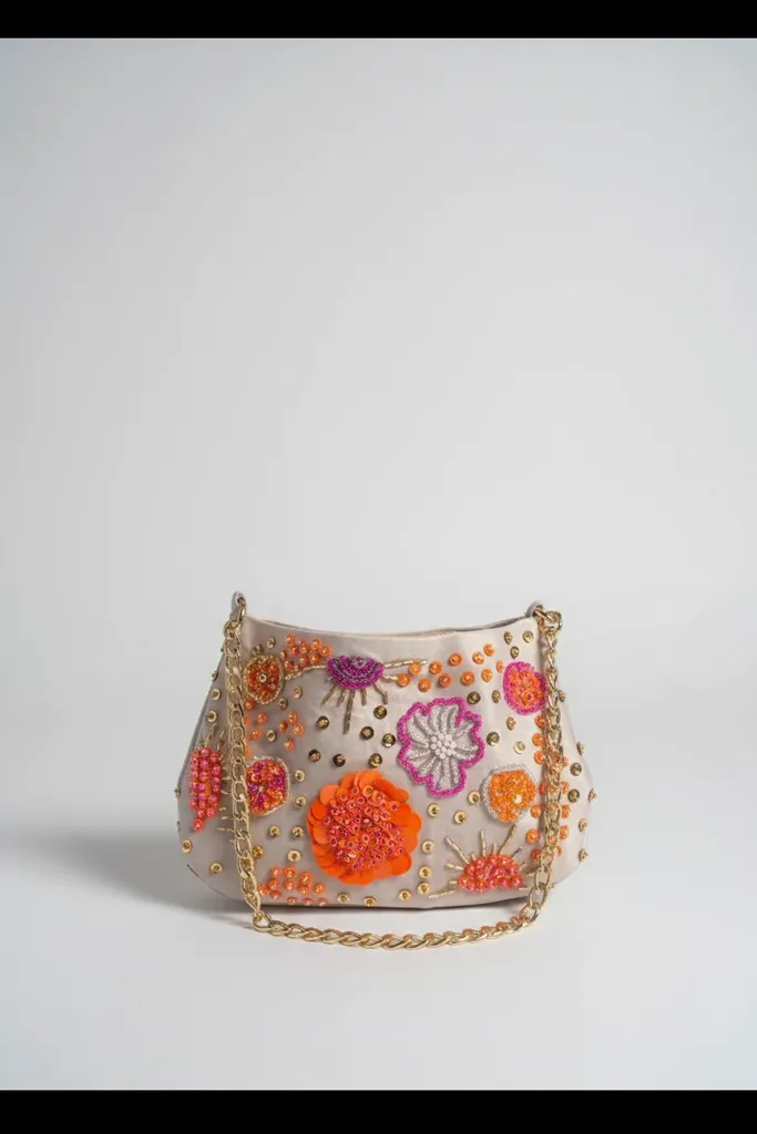 Krem Renkli Boncuk ve Pul İşlemeli Omuz Çantası Altın Rengi Zincir Askılı