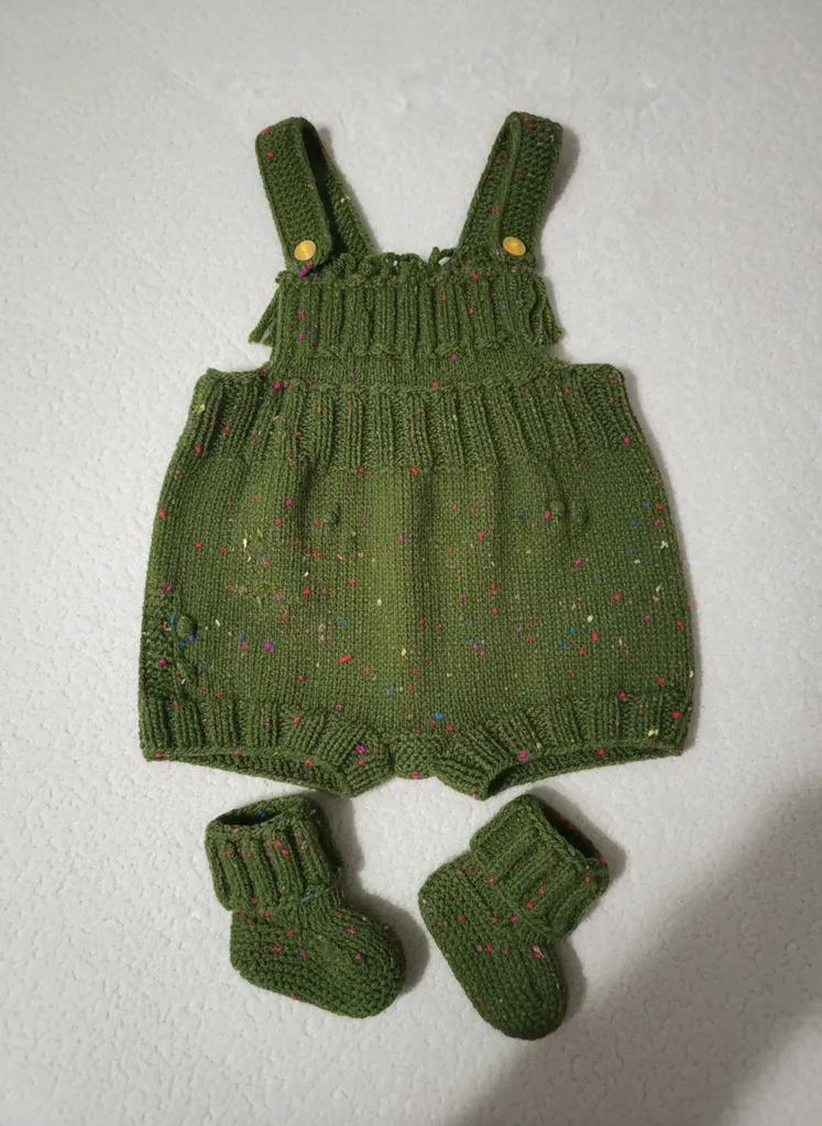 Yeşil Renkli Kendinden Desenli Örgü Bebek Salopet Patikli Takım