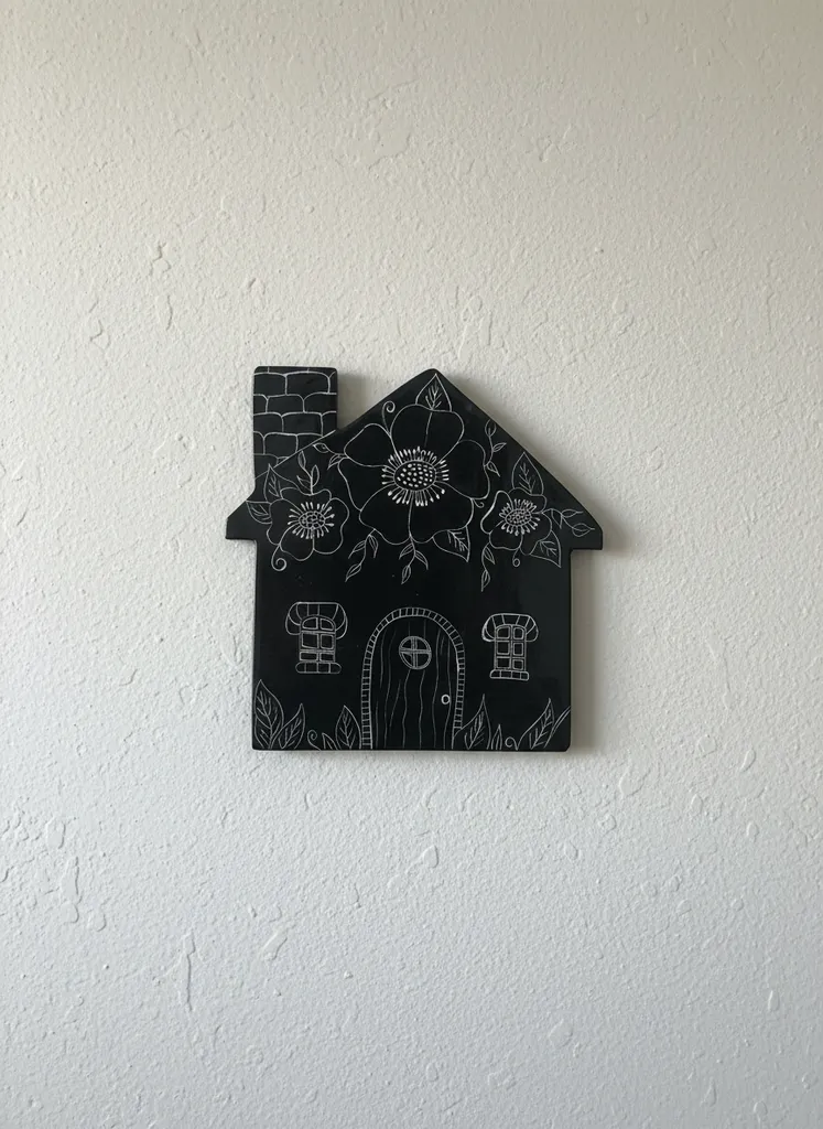 Siyah Ev Figürlü Seramik Duvar Süsü - Çiçek Desenli El Yapımı