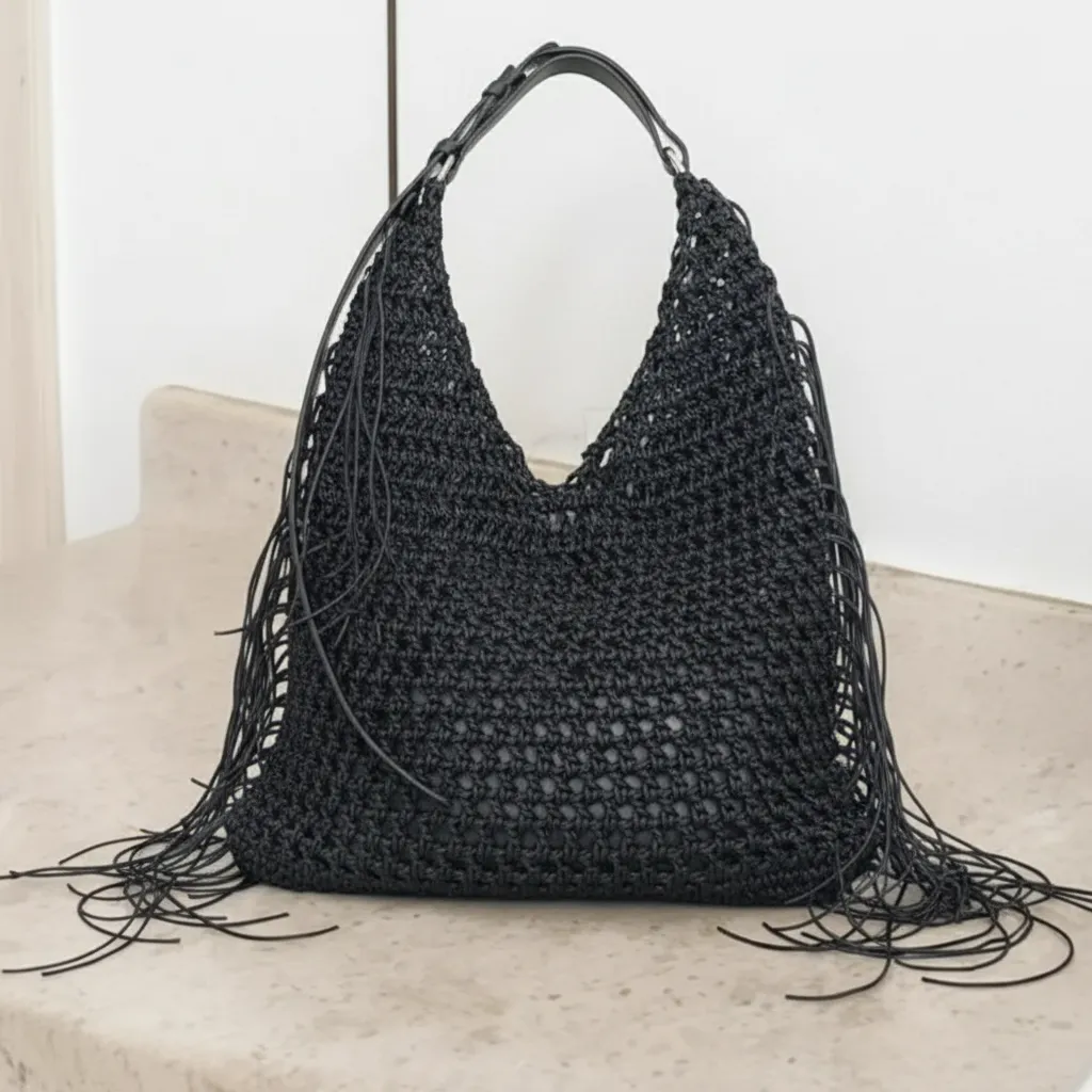 Siyah Örgü Püsküllü Omuz Çantası - Şık ve Geniş Tasarım