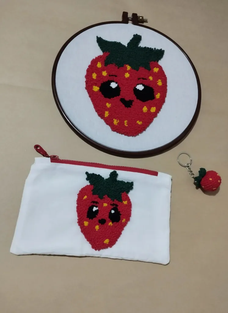 Çilek Desenli Punch İşleme Duvar Panosu, Kalemlik ve Anahtarlık Seti