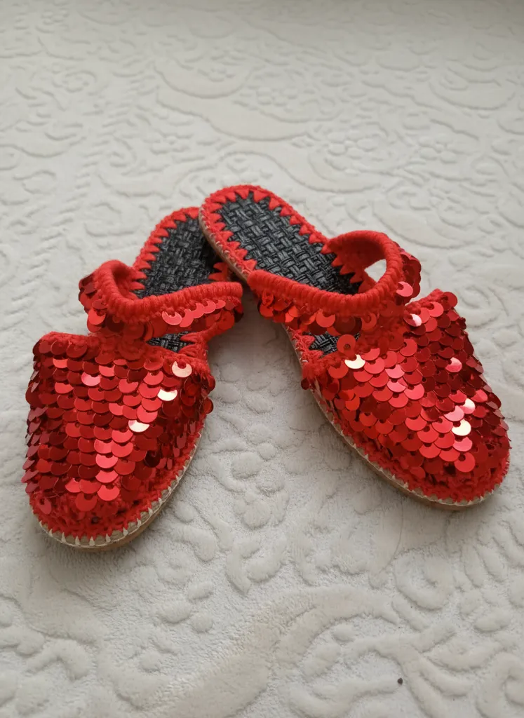 Kırmızı Pullu Bayan Ev Terliği - Hasır Tabanlı ve El Örgüsü