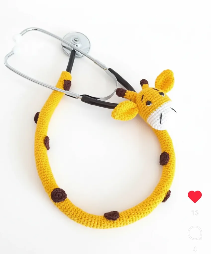 Sarı Zürafa Figürlü Örgü Steteskop Kılıfı - Çocuk Doktorları İçin Eğlenceli Tasarım