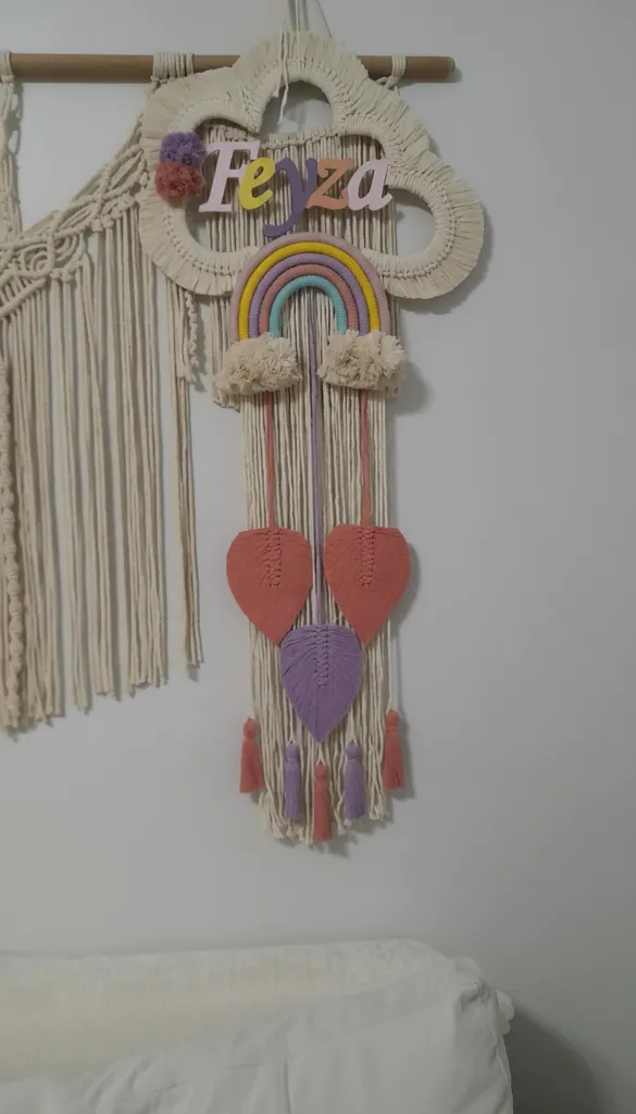 İsimli Makrome Bebek Odası Kapı Süsü - Gökkuşağı ve Püsküllü Tasarım
