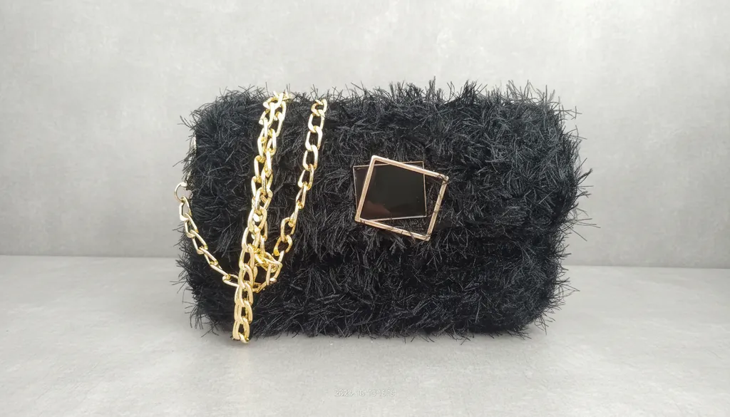 Siyah Tüylü Kanvas Omuz Çantası Altın Rengi Zincir Detaylı - El Örgüsü