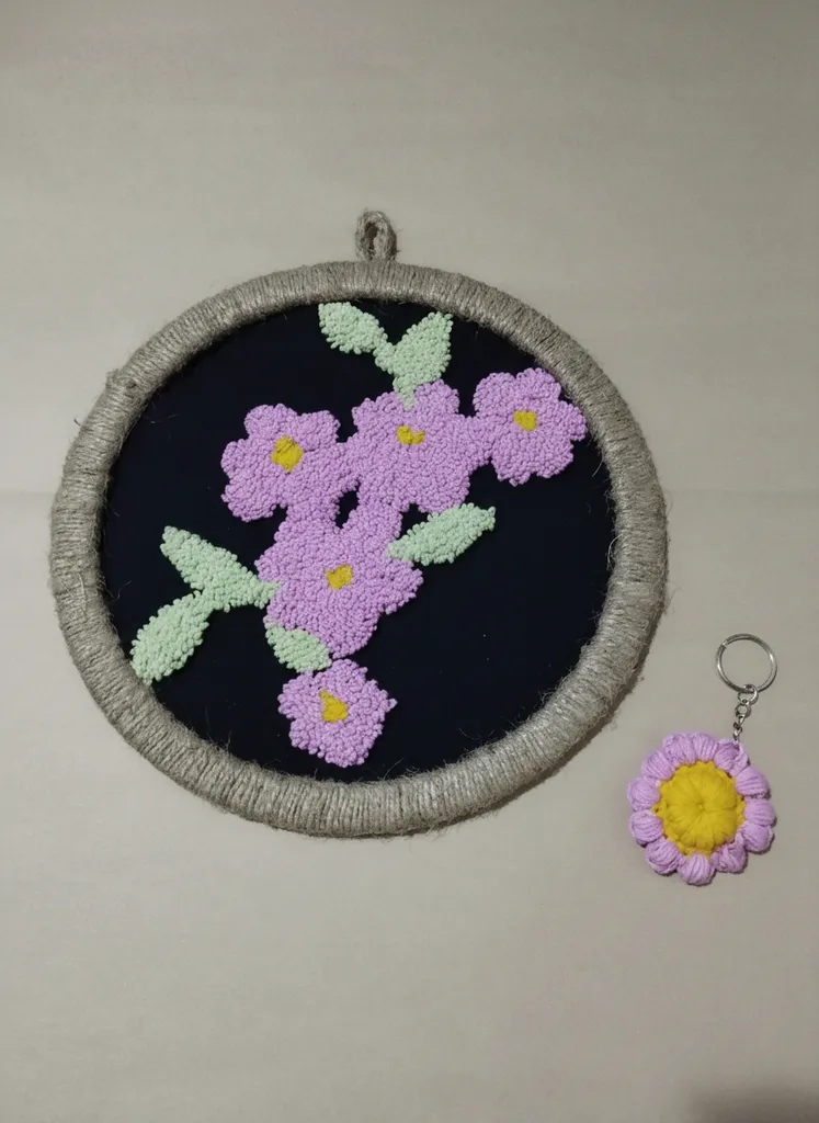 Pembe Çiçek Desenli Punch İşleme Duvar Panosu ve Amigurumi Anahtarlık