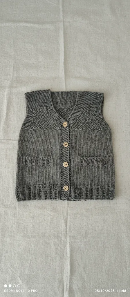 Gri Örgü Bebek Yeleği - Antibakteriyel İplikten El Emeği