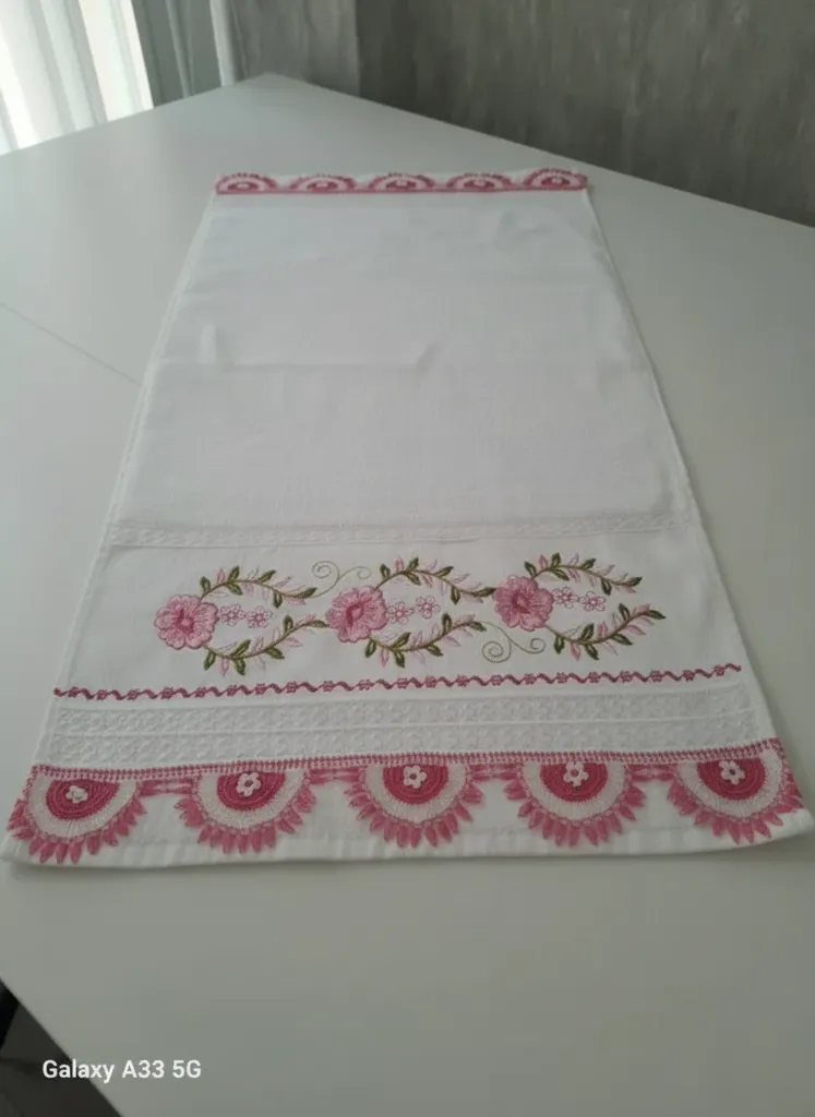 El İşi Pembe Çiçek Motifli İğne Oyası Beyaz Havlu - Kenar Dantelli