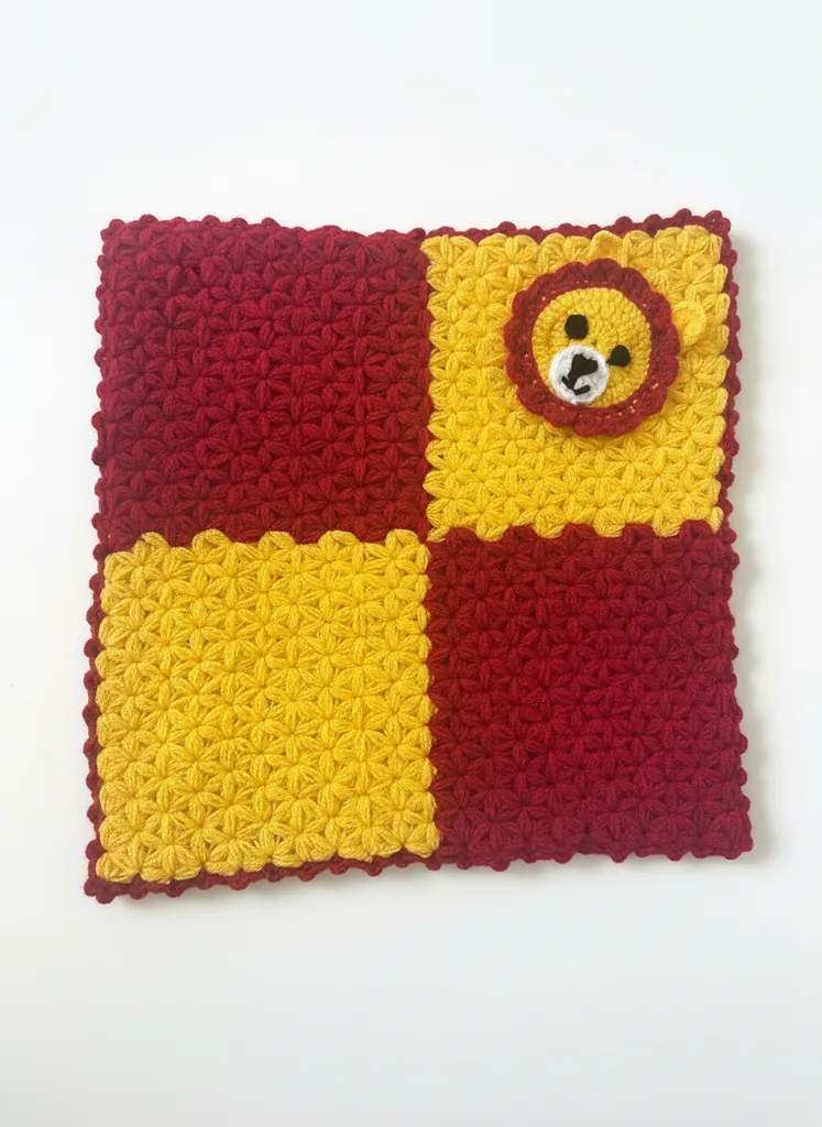 Sarı ve Kırmızı Renkli Aslan Figürlü Tığ İşi Kare Banyo Lifi