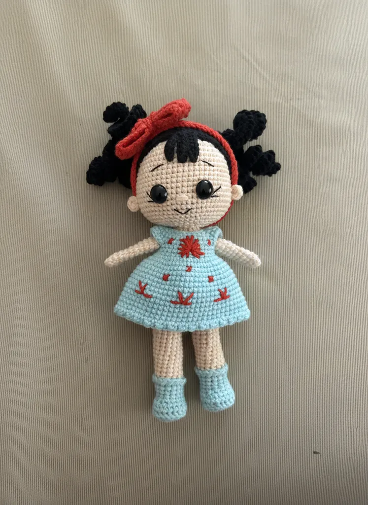 Örgü Bebek Oyuncak - Mavi Elbiseli, Kırmızı Kurdeleli, 20 cm