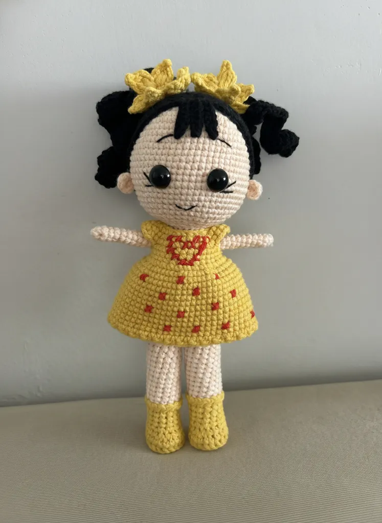 Örme Sarı Elbiseli Mini Kız Bebek - 20 cm Boyunda - El Emeği