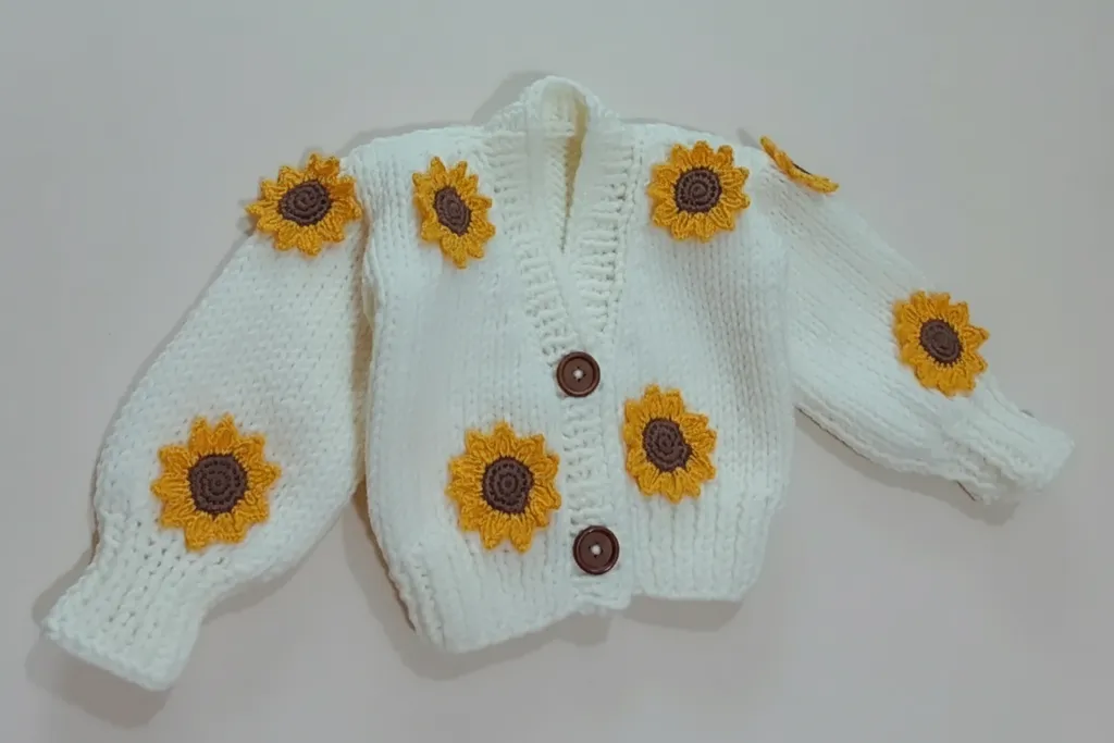 Beyaz Ayçiçeği Desenli Örgü Çocuk Hırka - Alize Süper Lana Maxi