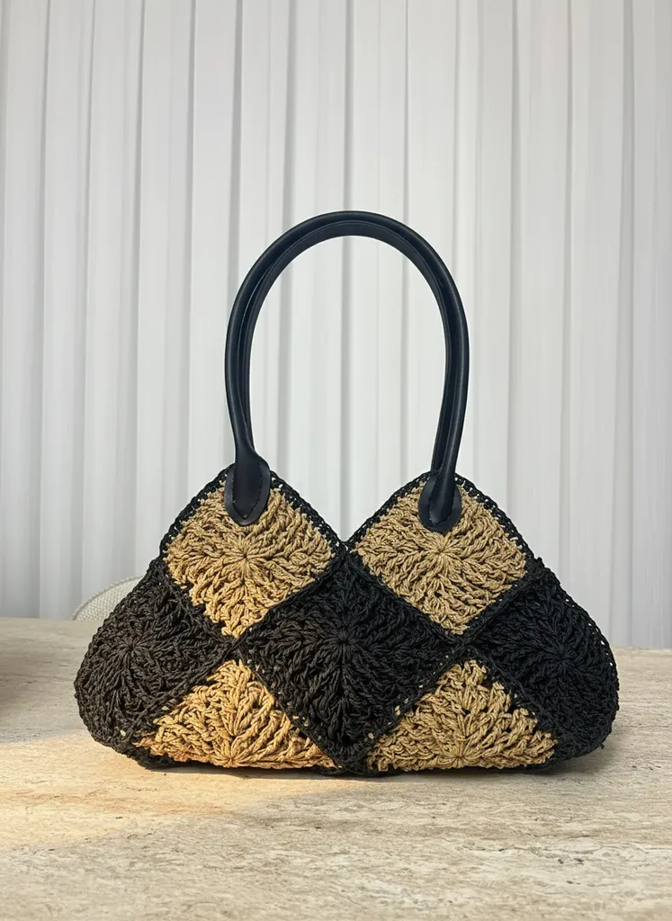 Siyah ve Bej Renkli Kare Desenli Örgü Omuz Çantası - El Emeği