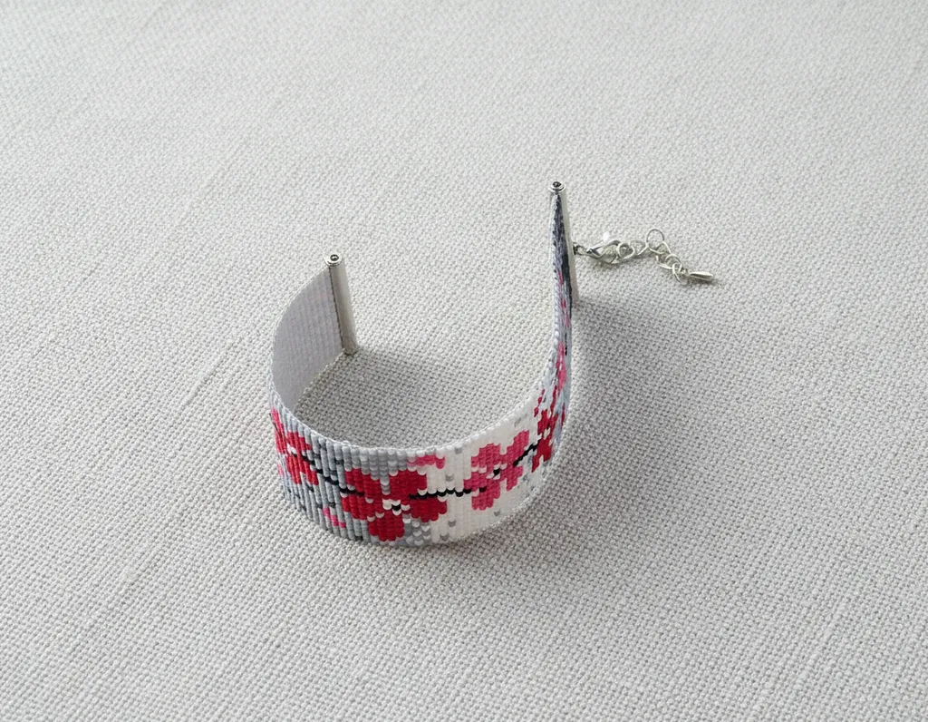 Gri ve Pembe Çiçek Desenli Miyuki Boncuk Bileklik - El Emeği