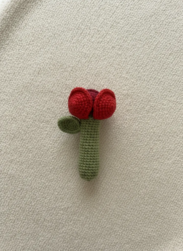 Kırmızı Lale Tasarımlı Örgü Bebek Çıngırak - El Emeği Oyuncak