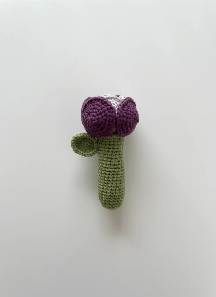 Mor ve Beyaz Lale Bebek Çıngırak - El Örgüsü Oyuncak (15 cm)