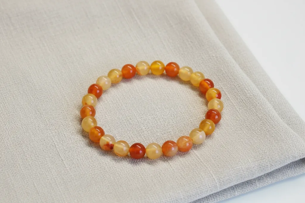 Turuncu ve Sarı Tonlarında Yuvarlak Doğal Taş Bileklik - Şık Tasarım