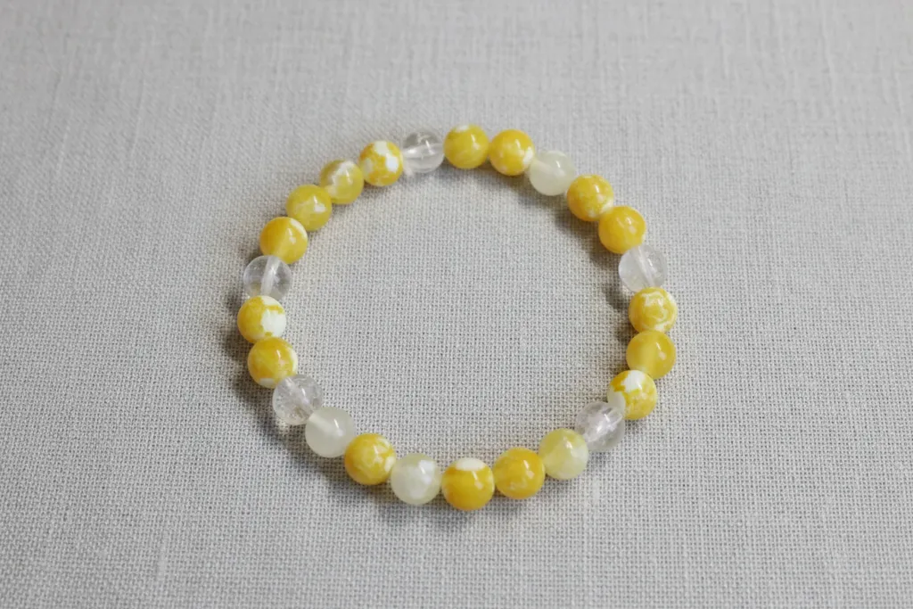 Sarı ve Beyaz Tonlarında Yuvarlak Kesim Doğal Taş Bileklik