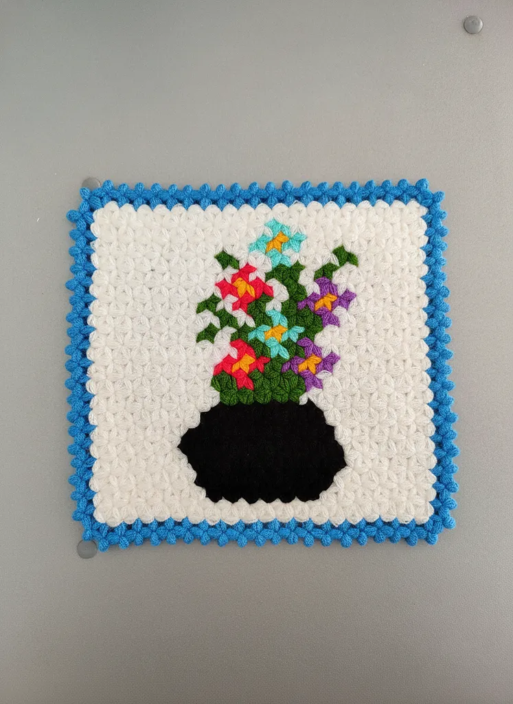 Siyah Vazo İçinde Renkli Çiçekler Desenli Örgü Lif - El Emeği