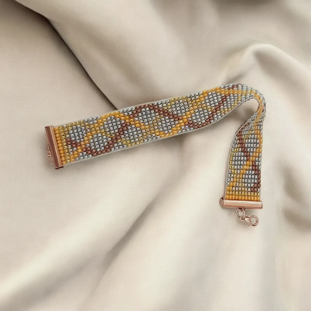 Desenli Kum Boncuk Bileklik - Altın, Bronz ve Gümüş Tonlarında El Emeği