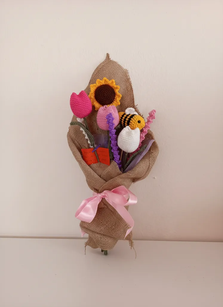 Örme Çiçek ve Arı Buketi - Rengarenk Solmayan El Emeği Hediye