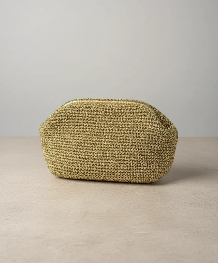 El Örgüsü Altın Metalik Burslu Çanta – Şık, Parlak ve Zarif 