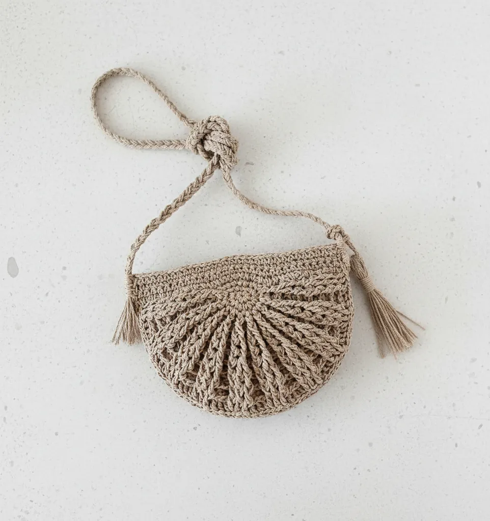 El Örgüsü Kağıt İp Yarım Daire Çapraz Çanta – Yaz Stiline El Yapımı Dokunuş