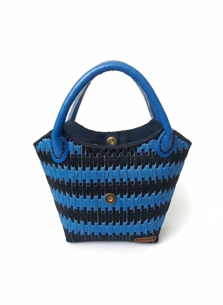 Mavi ve Siyah Şeritli El Örgüsü Plaj Çantası - Hasır Görünümlü