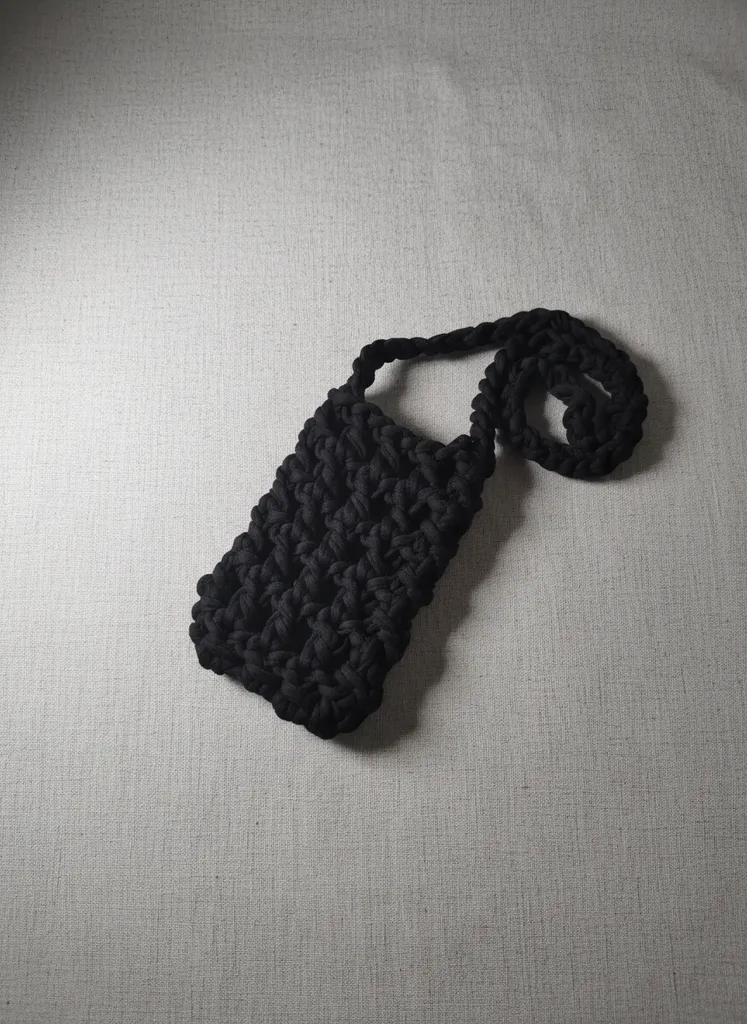 Siyah Penye İpten Örme Telefon Kılıfı - El Emeği Telefon Çantası