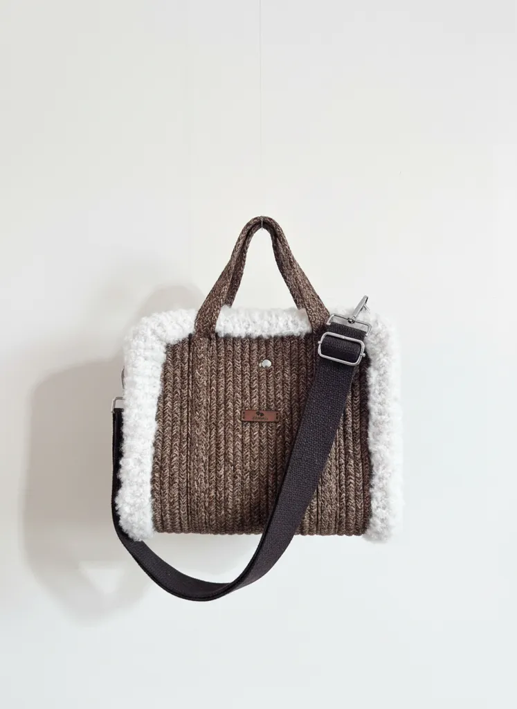 Kahverengi Kordon Pamuk İp Tote Çanta - Beyaz Peluş Detaylı