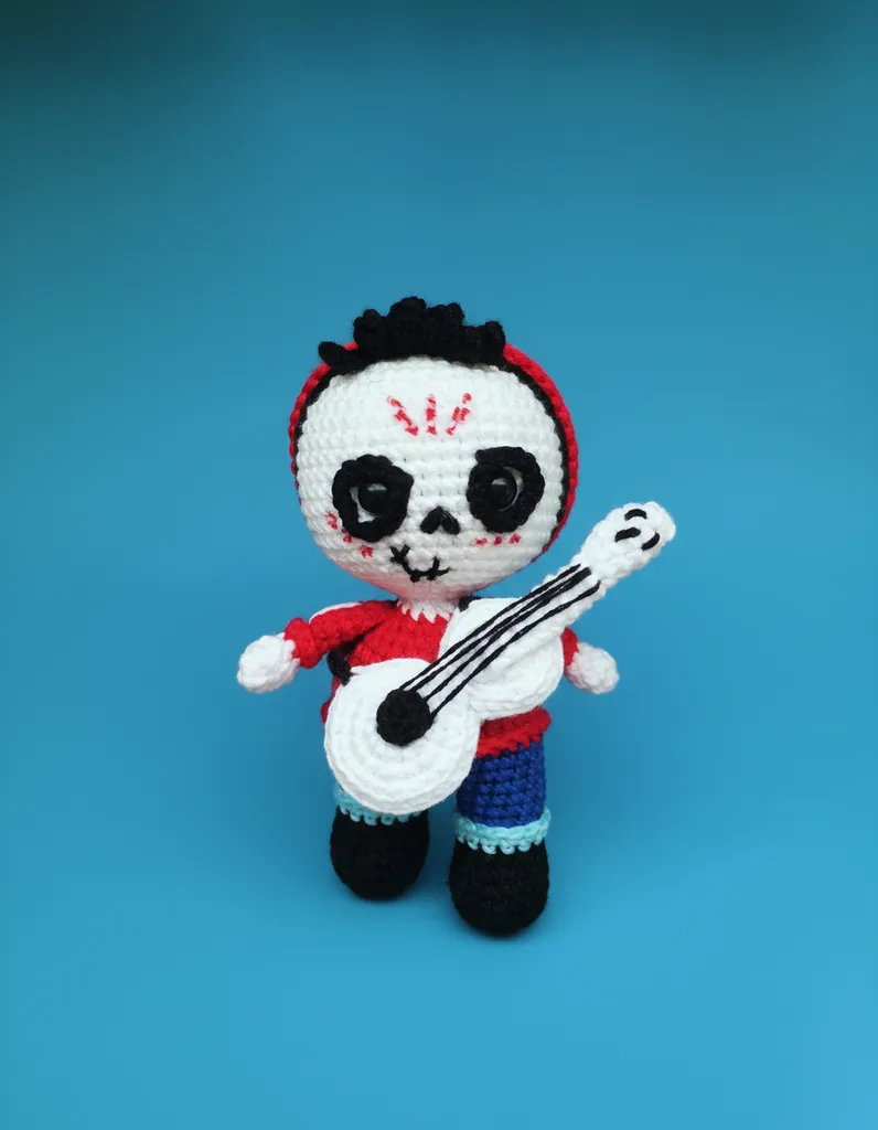 Coco Miguel Amigurumi Figür Anahtarlık - Gitar Detaylı 10 cm